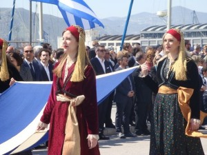 μπροστά από ην εξέδρα....